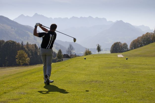 Kaiserwinkl-Sommer-Sommeraktivitaeten-Golf-Golfen-Golfplatz-Koessen-Reit-im-Winkl©tourismusverbandkaiserwinkl.jpg