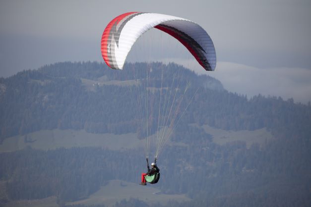 Kaiserwinkl-Urlaub-Sommer-Sommeraktivitaeten-Paragleiten-Tandemfliegen©tourismusverbandkaiserwinkl.jpg