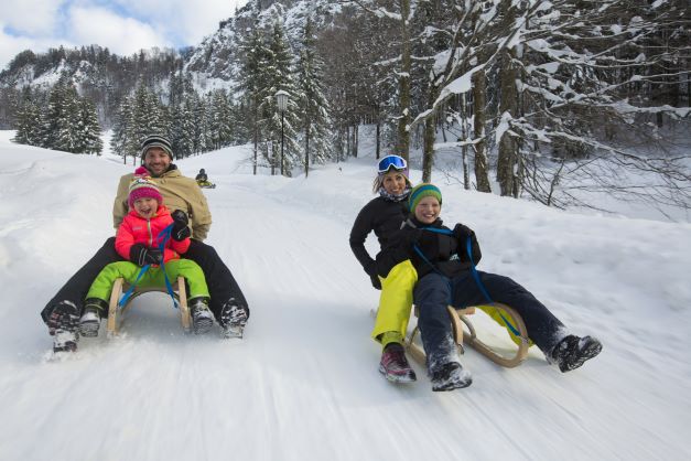 Kaiserwinkl-Urlaub-Winteraktivitaeten-Rodeln-Schlittenfahren-Winter©tourismusverbandkaiserwinkl (1).jpg