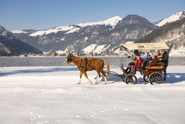 Kaiserwinkl-Urlaub-Aktivitaeten-Kutschenfahren-Walchsee-Winter©tourismusverbandkaiserwinkl.jpg